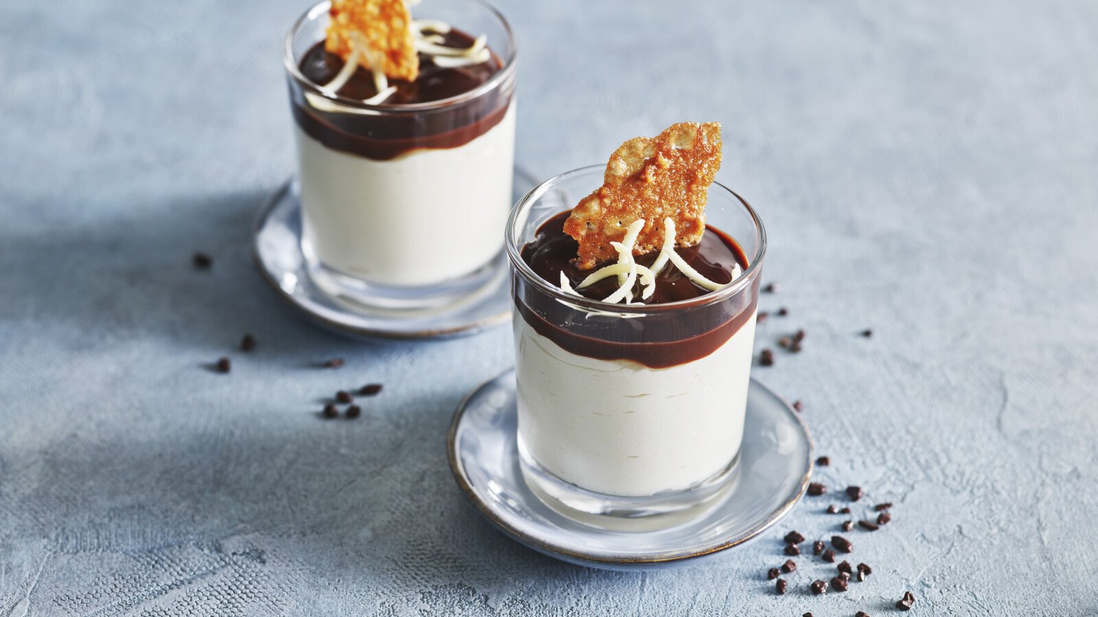Witte chocolademousse met chocolade topping